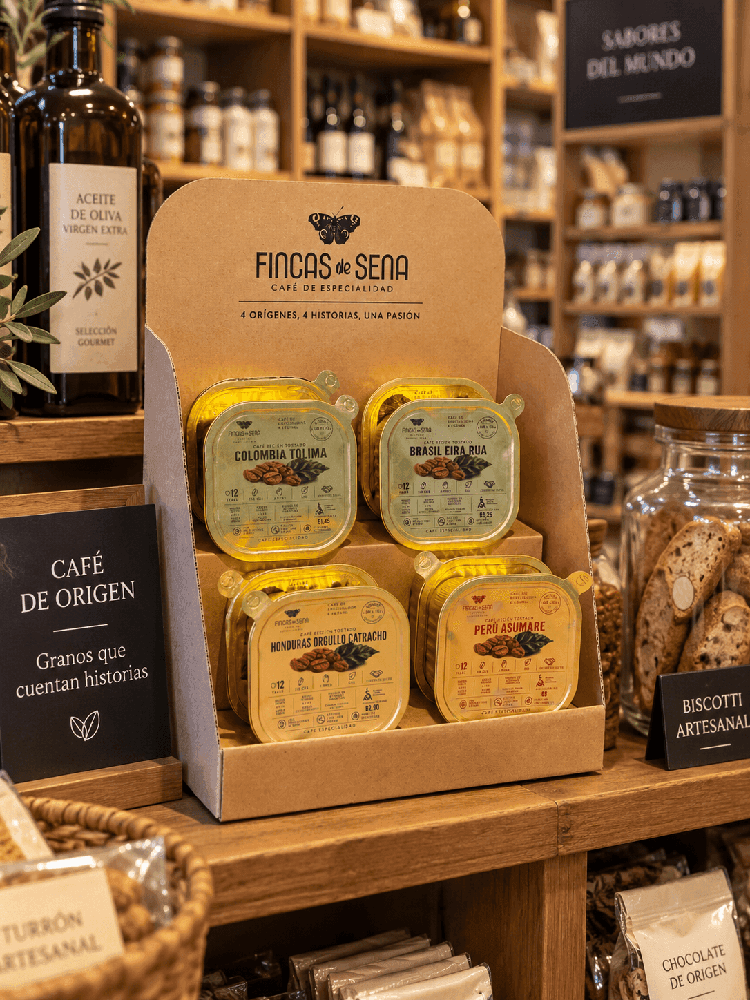 Expositor de Fincas de Sena con las cuatro bandejas de café de especialidad en grano en el lineal de una tienda gourmet